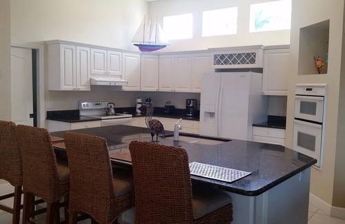 Central Naples House | MODERN 4BDR VILLA, LAKE VIEWS, WARM SALT WATER POOL, CLOSE TO BEACH, SEE VIDEO