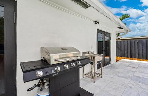 Imperial Point Apartment | Modern 4Bedroom-2Bath Family POOL House 5 mins Lauderdale-by-the-Sea & Pompano Beaches