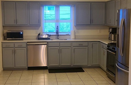 Linden House | Modern 4BR/2BA Apt next to Mall, Resto & Airport!