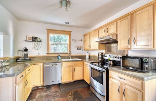 Vernon House | Modern 4BR Alberta Arts WalkScore 99