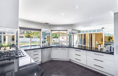 Oxenford House | Modern 4BR Holiday Home W/Pool & BBQ @Oxenford