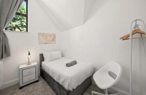 Coulsdon West Apartment | Modern 4BR Home, Ideal for Long Stays & Relocation