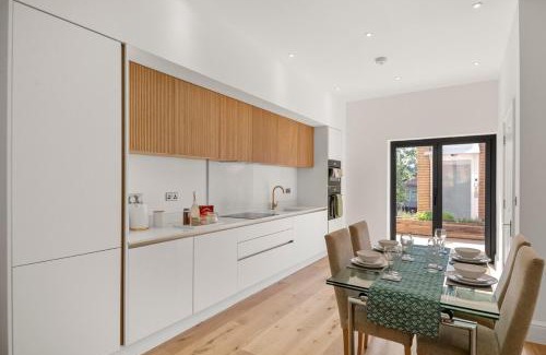 Coulsdon West Apartment | Modern 4BR Home, Ideal for Long Stays & Relocation