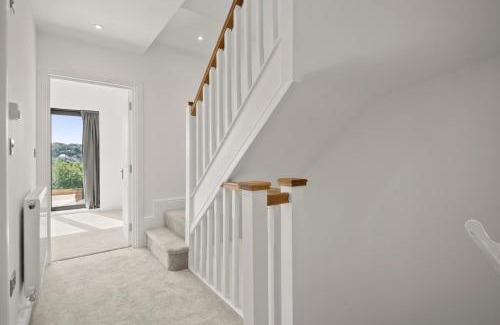Coulsdon West Apartment | Modern 4BR Home, Ideal for Long Stays & Relocation