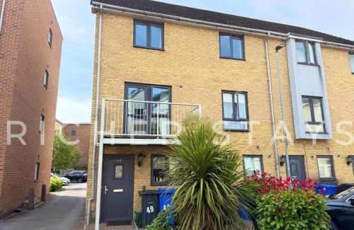 West Thurrock House | Modern 4BR Home in Grays