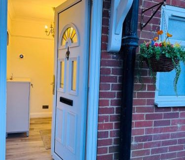 Crawley House | Modern 4BR House with Parking, 8 Mins to Gatwick Airport