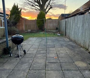 Crawley House | Modern 4BR House with Parking, 8 Mins to Gatwick Airport