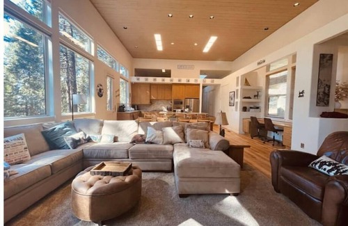 Shaver Lake Apartment | Modern 4BR Playground Deck