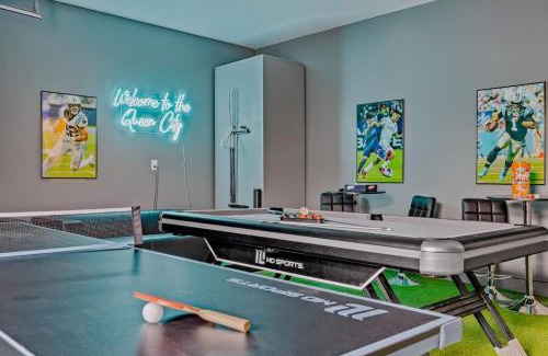 Charlotte House | Modern 4BR Retreat in Uptown!