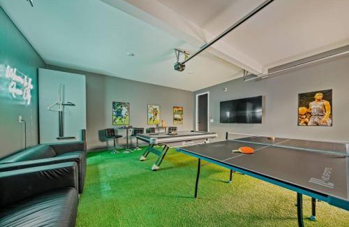 Charlotte House | Modern 4BR Retreat in Uptown!
