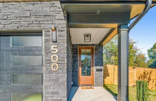 Charlotte House | Modern 4BR Retreat in Uptown!