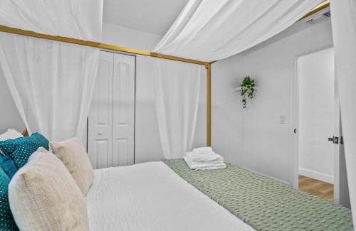 Sun Bay South House | Modern 4br South Tampa Home Yard Near The Bay