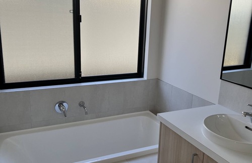 Lakelands House | Modern 4x2 w/theatre & kids playroom less than 5 min from beach!