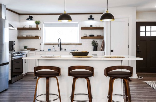 Como House | Modern 5 BDR Retreat - Game Room, Fire Pit, Creek