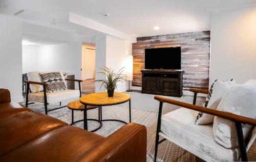 Como House | Modern 5 BDR Retreat - Game Room Fire Pit Creek