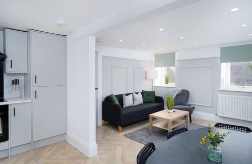 Galashiels Apartment | Modern 5 Bed-2 Bath Apartment