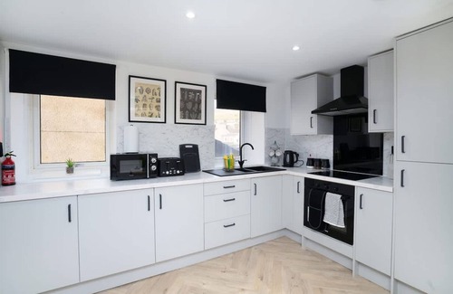 Galashiels Apartment | Modern 5 Bed-2 Bath Apartment