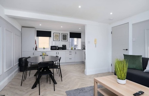 Galashiels Apartment | Modern 5 Bed-2 Bath Apartment