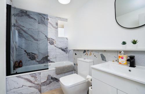 Galashiels Apartment | Modern 5 BED-2 BATH Apartment