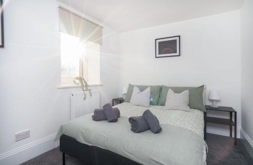 Galashiels Apartment | Modern 5 BED-2 BATH Apartment