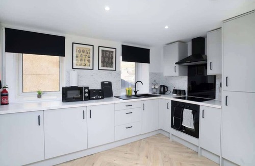 Galashiels Apartment | Modern 5 BED-2 BATH Apartment