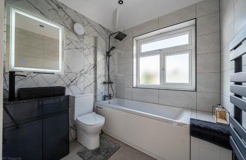London Borough of Ealing House | Modern 5 bed home in Ealing, free driveway parking, sleeps 8