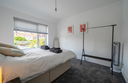 London Borough of Ealing House | Modern 5 bed home in Ealing, free driveway parking, sleeps 8