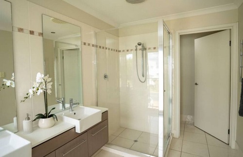 Biggera Waters House | Modern 5 Bedroom Home
