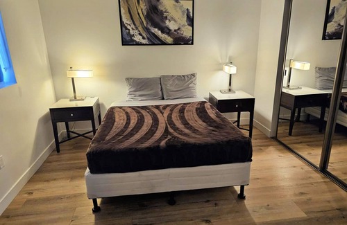 East Hollywood Hotel | Modern 5-Bedroom Hollywood Escape and Exclusive Stay with AC, WiFi & Parking