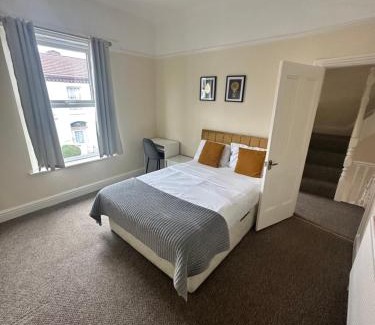 Liverpool Apartment | Modern 5 Bedroom House Near Lark Lane