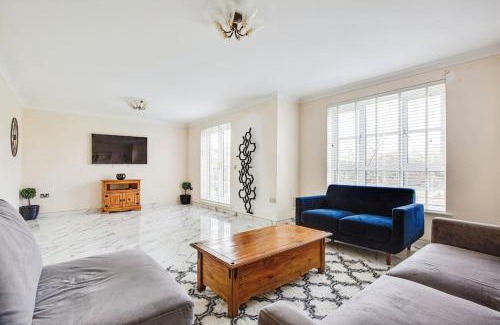 Stanmore House | Modern 5 Bedroom House with Free Parking. Only 30 mins to Bond Street