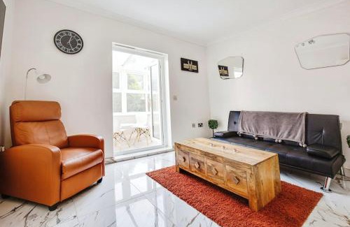 Stanmore House | Modern 5 Bedroom House with Free Parking. Only 30 mins to Bond Street