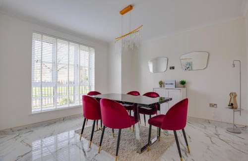 Stanmore House | Modern 5 Bedroom House with Free Parking. Only 30 mins to Bond Street