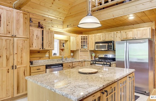 Necedah Cabin | Modern 5-Bedroom Log Cabin - 1/2 mile to Castle Rock Lake – 30 Mins to the Dells