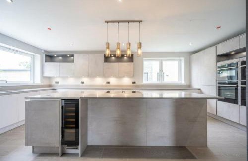 Hayling Island Villa | Modern 5 Bedroom Luxury Home with Sea Views and Hot Tub