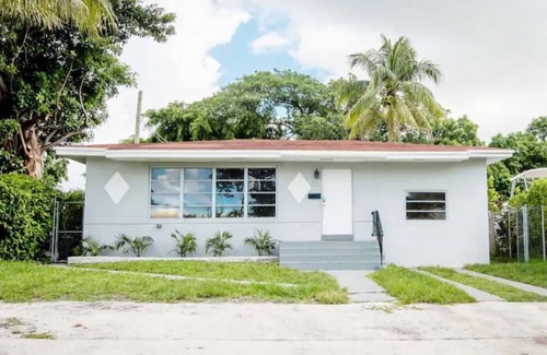 Miami Shores House | Modern 5 Bedroom Miami Home, 15 Min. to the Beach!
