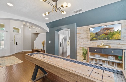 Nor Este House | Modern 5 bedroom with Pool and Hot Tub