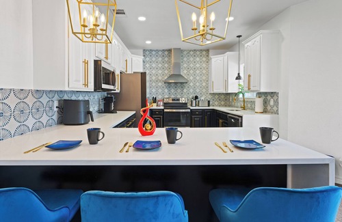 Pecan Valley House | Modern 5 BR Sleeps 16 with Pool, Spa, Air Hockey, BBQ & Games Near Downtown!