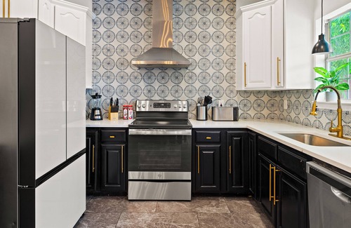 Pecan Valley House | Modern 5 BR Sleeps 16 with Pool, Spa, Air Hockey, BBQ & Games Near Downtown!