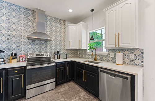 Pecan Valley House | Modern 5 BR Sleeps 16 with Pool, Spa, Air Hockey, BBQ & Games Near Downtown!