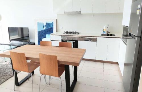 Newstead Apartment | Modern 5-Guest Pool Retreat for Family & Business