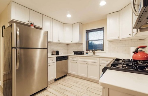 Ewing House | Modern 5⭐ Triplex - PERFECT for your GROUP TRIP!