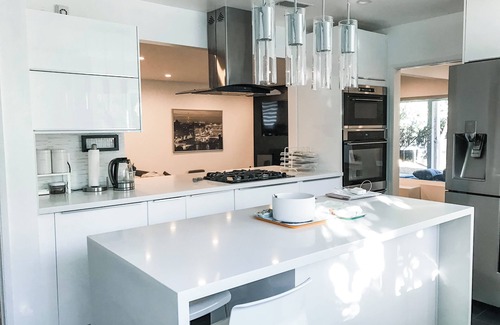 Valley Glen House | Modern 5bdr House with hot tub 7 min from Universal studios