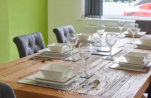 Blyth House | Modern 5BR Contractor Stay - Family & Business - Parking