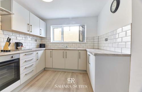 Blyth House | Modern 5BR Contractor Stay - Family & Business - Parking