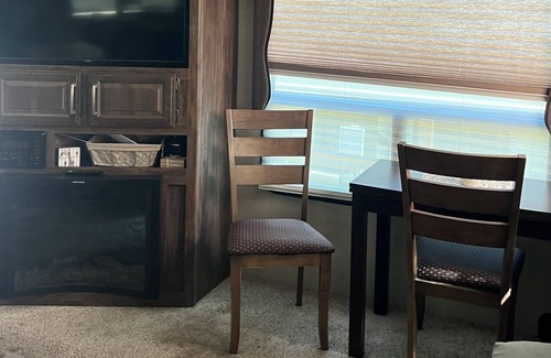 Gilbert RV Rental | Modern 5th Wheel Camper in Siesta Cove Campground