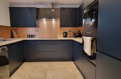 Swindon House | Modern 6 Bedroom 4 Bath House w Parking
