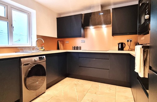 Swindon House | Modern 6 Bedroom 4 Bath House w Parking