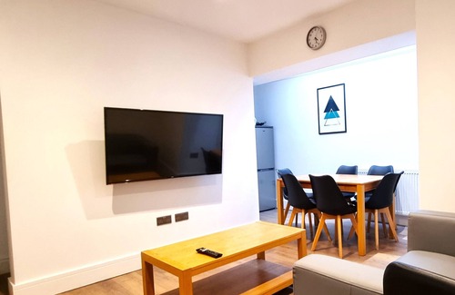 Swindon House | Modern 6 Bedroom 4 Bath House w Parking