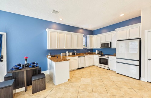 Northeast Houston House | Modern 6 Bedroom House with Tons of Games, BBQ, 2 85" TVs and Surround Sound!